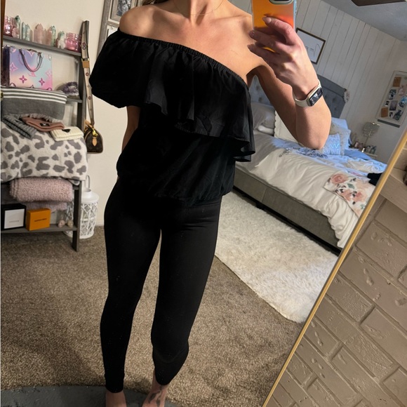 Two off shoulder ruffle tops black & white - Picture 5 of 8